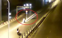 Xe máy phóng như “điên” đâm vào cột biển báo giao thông