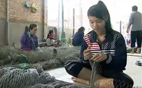 Phụ nữ Khánh Hòa nhọc nhằn mưu sinh với nghề vá lưới