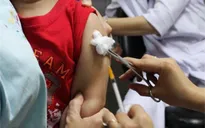 Tẩy chay vaccine Quinvaxem, nhiều người cho con ra nước ngoài tiêm phòng