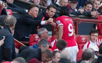 Van Gaal nhắn Falcao: Đừng tưởng đắt mà tôi không loại!