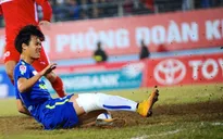 Sân cỏ tại V.League xuống cấp: Câu chuyện mãi chưa tìm ra lời giải