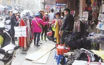 Ngang nhiên lấn chiếm vỉa hè khiến giao thông Hà Nội hỗn loạn