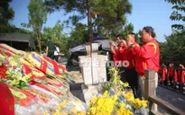 Các VĐV đua xe đạp dâng hương tưởng niệm Đại tướng Võ Nguyên Giáp