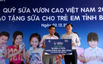 Tặng sữa, học bổng cho trẻ em nghèo Bến Tre