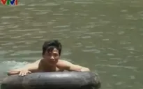 Vượt sông bằng… săm ô tô