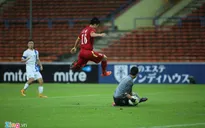 Thanh Bình nhẹ nhàng đệm bóng vào lưới trống nâng tỉ số lên 4-0