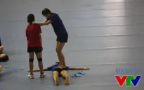 VTV Cup 2015: Trần Thúy giẫm lên người đồng đội sau buổi tập