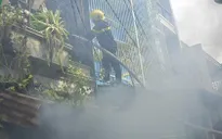 TP.HCM: Chữa cháy nhà dân, 1 chiến sỹ bị thương phải cấp cứu