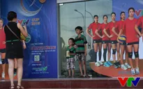VTV Cup 2015: CĐV Bạc Liêu thích thú chụp ảnh với áp phích sao bóng chuyền