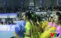 Hoạt náo viên VTV Cup "thổi lửa" vào sân đấu bóng chuyền ở Bạc Liêu