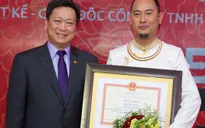 NTK Võ Việt Chung nhận bằng khen vì quảng bá áo dài Việt