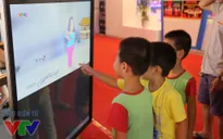 Các em nhỏ thích thú với nhiều hoạt động tại gian hàng VTV