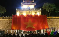 Cầu truyền hình "Lá cờ độc lập": Xúc động Lễ truyền cờ của hơn 1.000 học sinh, sinh viên
