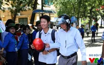 Thí sinh rạng rỡ sau khi hoàn thành môn thi đầu tiên