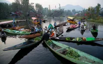 Chợ nổi Kashmir tấp nập trở lại sau lũ lụt