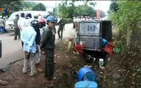 Xe tải mất lái lao qua đường đâm 4 học sinh thương vong