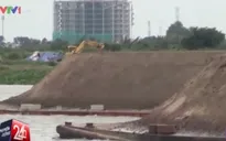 Xà lan chở cát quá tải “vô tư” chạy trên sông Sài Gòn
