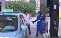Giá xăng giảm, cước taxi vẫn "bình chân"