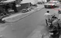 Ô tô không người lái bất ngờ lao lên vỉa hè