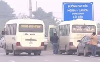 Xe bắt khách tràn lan trên cao tốc Nội Bài - Lào Cai