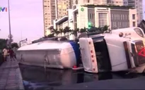 TP.HCM: Xe bồn lật ngang đường khiến ùn tắc nhiều giờ