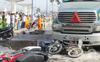 TP.HCM: Xe bồn đâm liên hoàn 6 xe máy, 7 người bị thương