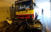 Xe bus tông hàng loạt xe máy trú mưa dưới hầm Kim Liên, Hà Nội
