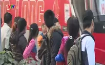 Hà Nội: Thiếu nhà chờ xe buýt, người dân đứng tràn ra quốc lộ