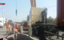Xe container húc văng hàng loạt dải phân cách trên cầu vượt Thủ Đức