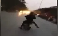 2 thiếu niên đi xe đạp điện “trêu ngươi” trước đầu ô tô