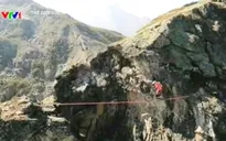 Thót tim với màn đi xe trên dây ở độ cao 2.700m