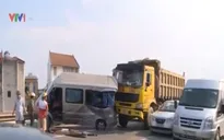 Hà Nội: Đâm nát đuôi xe khách, lái xe tải bỏ trốn