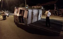 Lật xe khách, 3 người bị thương nặng