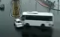 Tông vào xe khách, taxi xoay tròn nhiều vòng