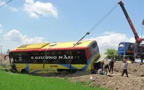 Xe khách giường nằm lao xuống ruộng, 40 hành khách thoát nạn