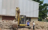TP.HCM: Khuất tầm nhìn, xe múc đâm chết một phụ nữ