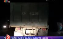 Hà Tĩnh: Tài xế xe quá tải rải đá chặn đường công an truy bắt