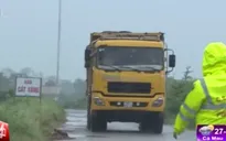 Trốn trạm cân, xe quá tải cày nát đê sông Hồng