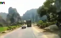 Clip tài xế xe tải liều lĩnh chống đối CSGT