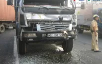 Tránh gây tai nạn, tài xế cho xe đâm vào đuôi container