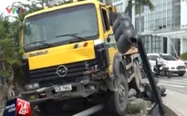 TP.HCM: Xe tải tông sập trụ đèn tín hiệu, 2 người bị thương nặng