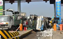 Xe tải tông sập quầy thu phí trên cao tốc Trung Lương - TP.HCM