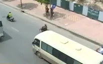 Phớt lờ quy định, xe khách "rùa bò" thản nhiên bắt khách