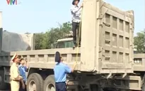 Ninh Bình tháo dỡ xe tải vi phạm kích thước thùng xe