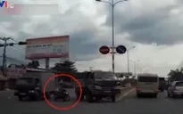 Xe máy qua đường kiểu... “tự sát”