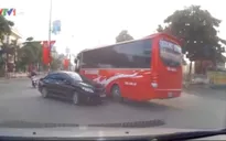 Xe khách vượt đường ngang bất chấp rào chắn