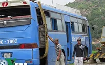 Xe khách tự lật nhào, 5 người may mắn thoát chết