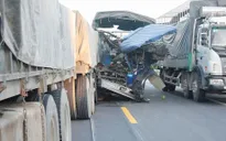 Hai ô tô chở người Việt Nam đâm nhau tại Lào