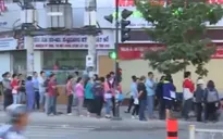 TP.HCM: Lượng người xếp hàng chờ vaccine dịch vụ vẫn đông