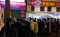 Phụ huynh đội giá rét, xếp hàng thâu đêm chờ tiêm vaccine cho con